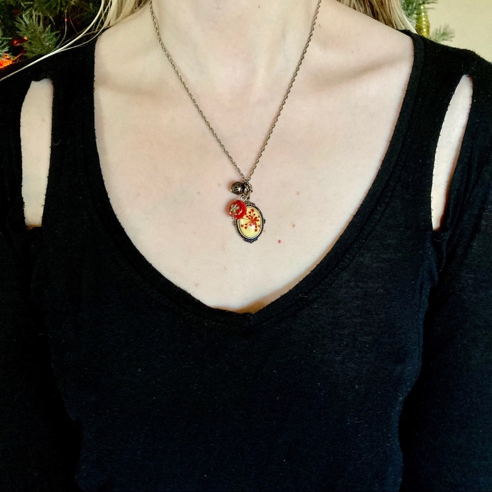 Forever 21 Adorable Red Floral Charm Y2K Necklace